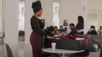 Jonathan Simkhai Ashton Jupe tressée en patchwork en tricot côtelé portée par Amara Patterson (Kelly Jenrette) comme on le voit dans All American: Homecoming (S02E12)