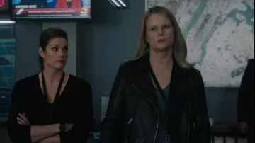 Chaqueta de cuero AllSaints Dalby usada por Gwen Carter (Joelle Carter) vista en el FBI (S05E13)