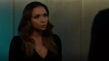 Cadre Jocelyn Cardigan porté par Cecile Horton (Danielle Nicolet) vu dans The Flash (S08E12)