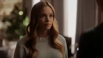 Ted Baker Kaytiie Broderie Cuello de encaje y puño Suéter usado por Caitlin Snow (Danielle Panabaker) como se ve en The Flash (S08E14)