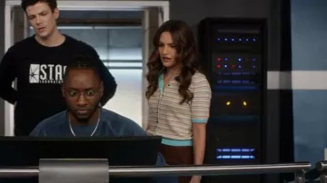 Levis Palmer Polo Suéter usado por Allegra Garcia (Kayla Compton) como se ve en The Flash (S08E16)