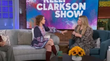 Minivestido de sarga y seda de algodón celestial usado por Kimberly Williams-Paisley como se ve en The Kelly Clarkson Show el 22 de febrero de 2023