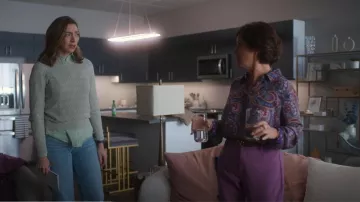 L'Agence Nina Blusa usada por Margaret (Marcia Gay Harden) como se ve en So Help Me Todd (S01E11)