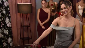 Norma Kamali Diana Vestido en ciruela usado por Jessica Girod como se ve en The Bachelor (S27E05)