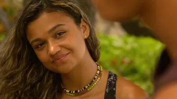 Head High Surf Club Avocado Party Gargantilla usada por Kiara Carrera (Madison Bailey) como se ve en Outer Banks (S03E01)