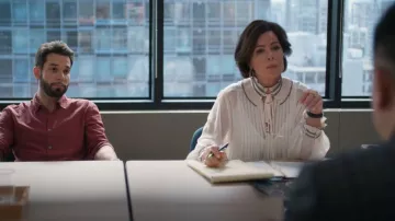 Sandro Jacinthe Chemisier à attache portée par Margaret (Marcia Gay Harden) comme on le voit dans So Help Me Todd (S01E11)