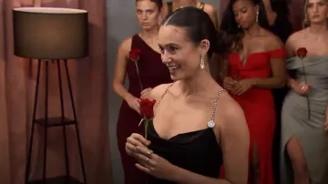 Alessandra Rich Silk Slip Dress con detalles de joya usados por Greer Blitzer como se ve en The Bachelor (S27E05)