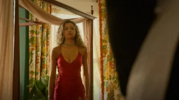 Ser.o.ya Emma Vestido de seda en rojo usado por Kiara Carrera (Madison Bailey) como se ve en el programa de televisión Outer Banks (S03E01)