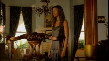 Camisole en soie argentée La Perla portée par Kiara Carrera (Madison Bailey) vue dans Outer Banks (S03E02)