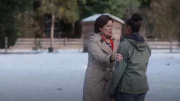 Burberry La gabardina Long Kensington Heritage usada por Margaret (Marcia Gay Harden) como se ve en So Help Me Todd (S01E12)