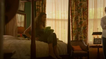 Neiman Marcus Silk Jogger Pantalones usados por Kiara Carrera (Madison Bailey) como se ve en Outer Banks (S03E02)