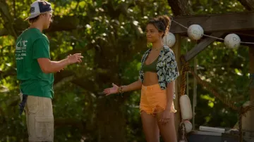 Bond Eye Scout Crop Eco usado por Kiara Carrera (Madison Bailey) visto en Outer Banks (S03E04)