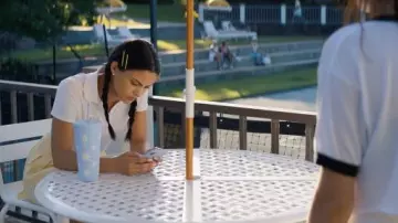 Le gobelet tasse à paquerettes utilisé par Drea (Camila Mendes) dans le film Si tu me venges…