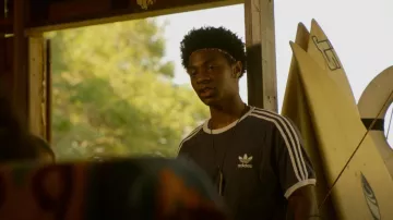 Adidas Originals 3 Stripes Camiseta Pizarra usada por Pope Heyward (Jonathan Daviss) vista en Outer Banks (S03E05)