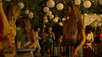 Patrón de rayas de sidra Halter usado por Kiara Carrera (Madison Bailey) como se ve en Outer Banks (S03E07)