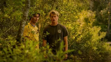 Cera sexual Mr Zogs camiseta usada por JJ Maybank (Rudy Pankow) vista en Outer Banks (S03E07)