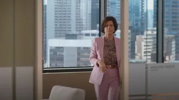 Reiss Pink Blair Single Breasted Wool Blazer usada por Margaret (Marcia Gay Harden) como se ve en So Help Me Todd (S01E13)