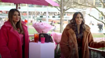 Max mara Peluche Abrigo usado por Seema Malhotra como se ve en The Real Housewives of Cheshire (S13E06)