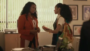 L'Agence Brooke Blazer de mezcla de algodón de doble pecho usado por la Sra. Hughes (Tatyana Ali) como se ve en Bel-Air (S02E01)