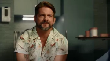 WELLEN Camp Collar Camisa de manga corta usada por Orville Wright (Zachary Knighton) como se ve en Magnum P.I. (S05E01)