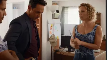 Veronica Beard Sheridan pantalones vaqueros acampanados usados por Juliet Higgins (Perdita Weeks) como se ve en Magnum P.I. (S05E02)