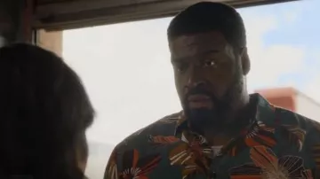 Camisa hawaiana Jogal usada por Theodore Calvin Stephen Hill como se ve en Magnum P.I. (S05E02)