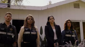 Teoría Etiennette Grain De Poudre Blazer de mezcla de lana usado por la detective Serena Chávez (Ariana Guerra) como se ve en CSI: Vegas (S02E14)