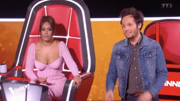 El vestido plisado rosa Autorretrato usado por Amel Bent en La Voz del sábado 25 de febrero de 2023