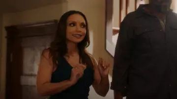 Babaton Sculpt Knit Double V Tank en Herbage Green porté par Cecile Horton (Danielle Nicolet) comme on le voit dans The Flash (S08E19)