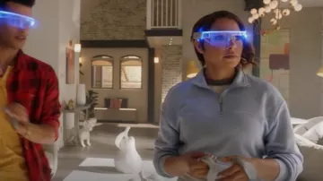 Sudadera H&M Half Zip en azul claro usada por Nora West-Allen (Jessica Parker Kennedy) como se ve en The Flash (S08E19)