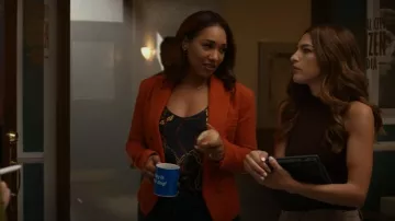 L'Agence Brooke Blazer en Clay & Dark Champagne Lasso Chain usado por Iris West-Allen (Candice Patton) como se ve en The Flash (S09E01)