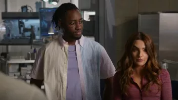 Brooks Brothers Regent camisa deportiva de manga corta de ajuste regular en popelina Fun Stripe usada por Chester P. Runk (Brandon McKnight) como se ve en The Flash (S09E01)