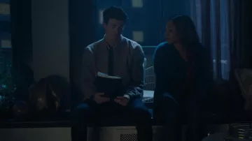 Club Monaco Summer Linen Bomber porté par Barry Allen (Grant Gustin) vu dans The Flash (S09E01)