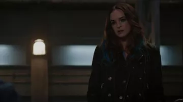 Chaqueta Danier Jil usada por Caitlin Snow (Danielle Panabaker) como se ve en The Flash (S09E02)