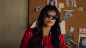 Lunettes de soleil automne/hiver Longchamp portées par Marissa Wong (Grace Lynn Kung) vues dans Wong & Winchester (S01E02)