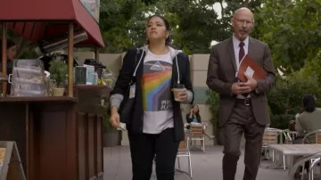 Cinq a Sept Khloe Blazer con capucha usada por Nell Serrano (Gina Rodriguez) como se ve en Not Dead Yet (S01E04)