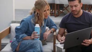 Jeans droits en détresse Maison Margiela portés par Tracy Tutor comme on le voit dans Million Dollar Listing Los Angeles (S14E10)