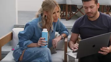 Jeans droits en détresse Maison Margiela portés par Tracy Tutor comme on le voit dans Million Dollar Listing Los Angeles (S14E10)