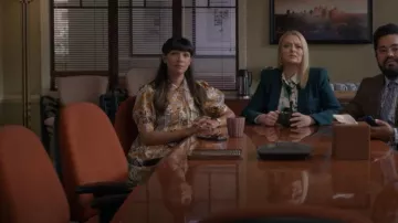 Derek Lam 10 Crosby Buff utlity Robe portée par Sam (Hannah Simone) vue dans Not Dead Yet (S01E04)