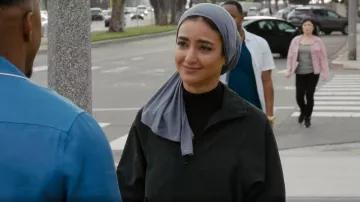 Alo Yoga City Girl Tack Pullover Top usado por la agente especial Fatima Namazi (Medalion Rahimi) como se ve en NCIS: Los Ángeles (S14E11)