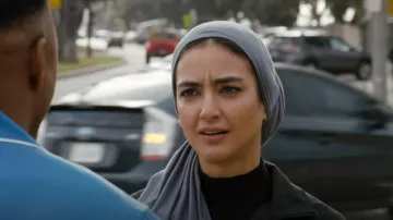 Bufanda Wrapunzel Extra Long TShirt usada por la agente especial Fatima Namazi (Medalion Rahimi) como se ve en NCIS: Los Ángeles (S14E11)