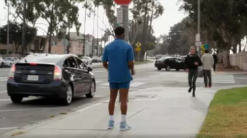 Jordan Air Jordan 1 Retro High Hyper Royal Sneakers usadas por Devin Roundtree (Caleb Castille) como se ve en NCIS: Los Ángeles (S14E11)