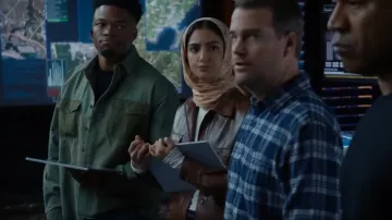 Aritzia Wilfred La chaqueta de camisa de cuero vegana Ganna que usé la agente especial Fatima Namazi (Medalion Rahimi) como se ve en NCIS: Los Ángeles (S14E12)