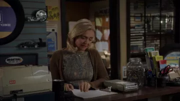 H&M Knit Cotton Cardigan porté par Peg (Nancy Linehan Charles) comme on le voit dans Young Sheldon (S06E11)