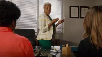 Veronica Beard Schoolboy Shrunken Plaid Jacket usada por la comandante de la unidad Edwina Shanks (Karen Robinson) como se ve en Pretty Hard Cases (S03E03)