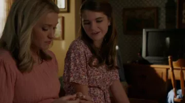 Robe Zara Kids portée par Missy Cooper (Raegan Revord) vue dans Young Sheldon (S06E12)