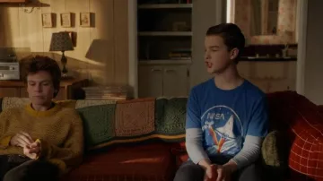 Ripple Junction NASA Vintage Shuttle & Satellite T-Shirt porté par Billy Sparks Sheldon Cooper
 (Iain Armitage) vu dans Young Sheldon (S06E12)