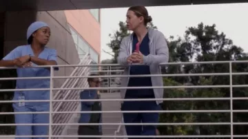 Old Navy Slouchy Fleece Full-Zip Hoodie pour femmes porté par le Dr Meredith Grey (Ellen Pompeo) comme vu dans Grey’s Anatomy (S19E07)