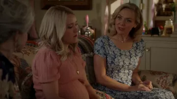 All that Jazz Calico Print Floral Babydoll Dress porté par Audrey McCallister (Rachel Bay Jones) vu dans Young Sheldon (S06E12)