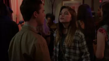 Chemise à carreaux H&M portée par Missy Cooper (Raegan Revord) vue dans Young Sheldon (S06E13)